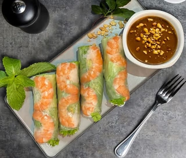 Gỏi Cuốn Tôm (Spring Rolls).